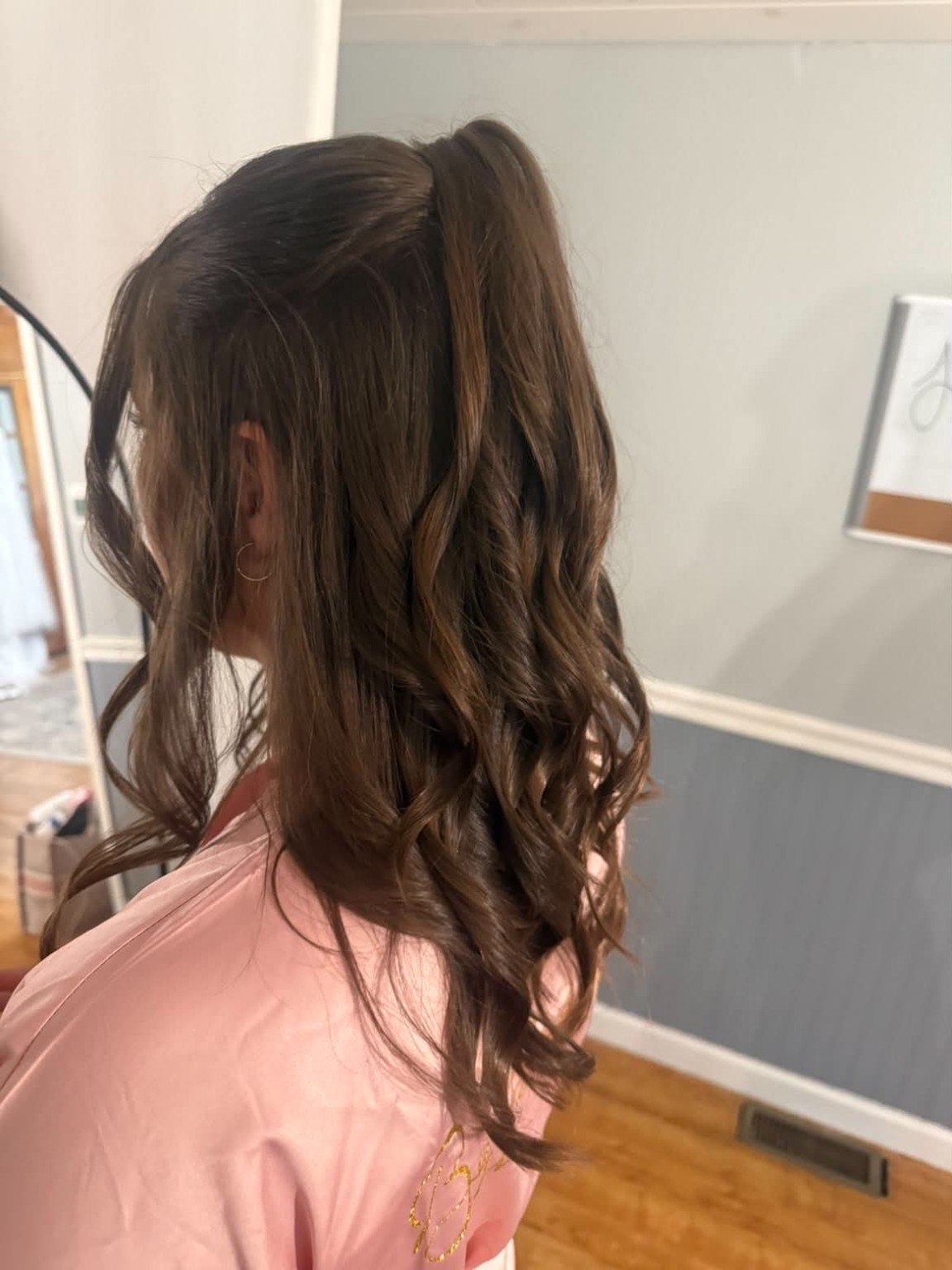 High ponytail with soft curls